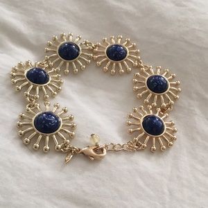 ✨Avon Gold colored sunburst clasp bracelet ✨